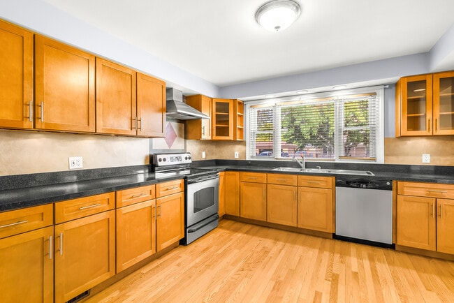 Building Photo - 1500 Mandel Ave