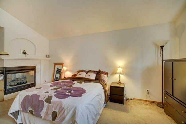 Building Photo - Beautiful home on corner lot!