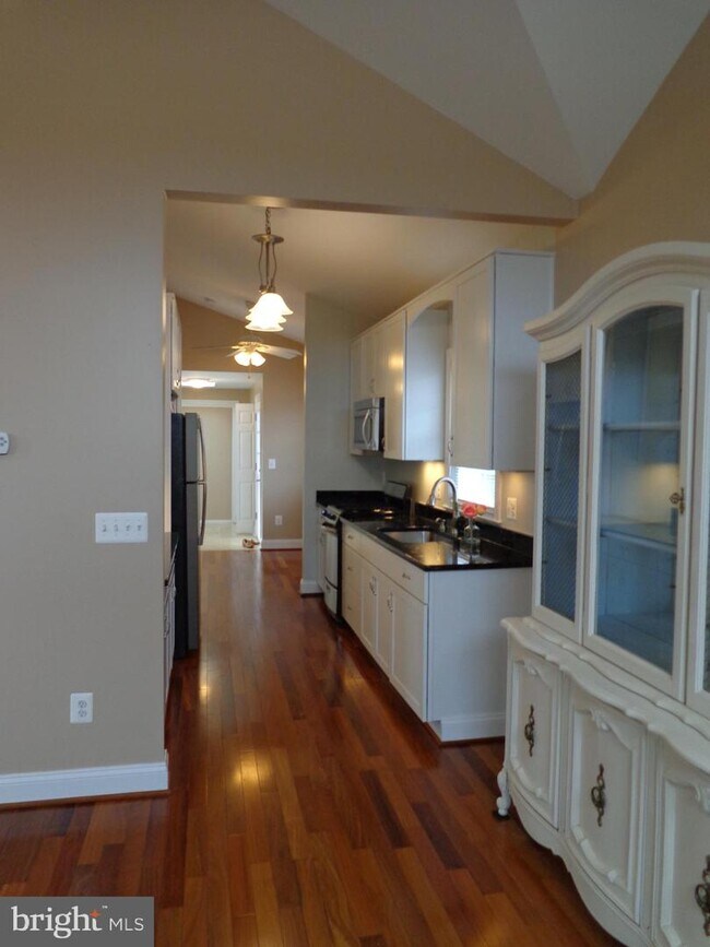 Building Photo - 5590 Old Farm Ln