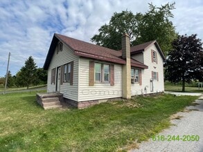 Building Photo - 3 Bedroom (with an extra room) Home Availa...