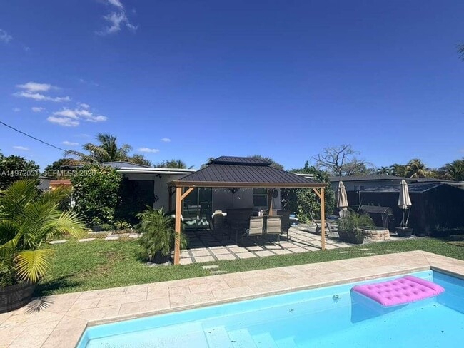 Building Photo - 1430 NE 149th St