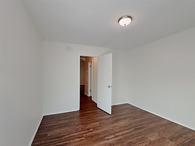 Building Photo - 20111 Niagara Fls Dr