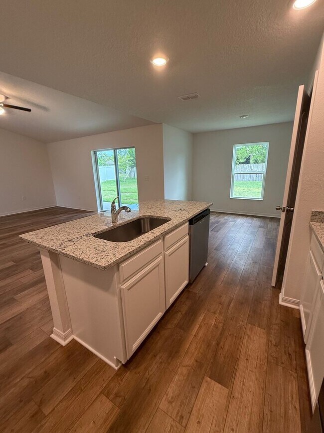 Building Photo - Stunning Brand-New 3-Bedroom Home in Prime...