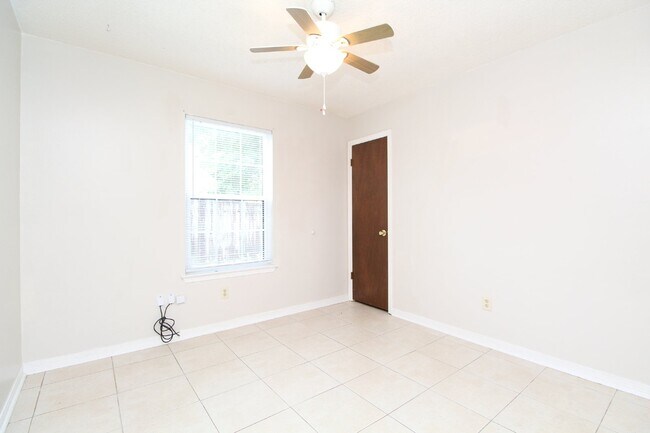 Building Photo - 3BR Home in Milton | All Tile Flooring (No Carpet) | Fenced Yard + Garage | Available 5/1.