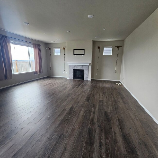Building Photo - Beautiful 4-Bedroom Home with Spacious Loft, Fenced Yard & More!