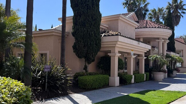 Building Photo - 1 Bedroom in Venetian Gated Community