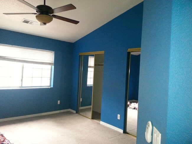Building Photo - AVAILABLE NOW! 3 Bed/2.5 Bath in The Townh...