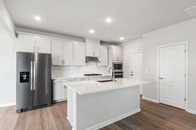 Building Photo - Stunning 3-Bedroom Residence in Oak Manor,...