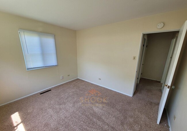 Building Photo - AVAILABLE JUNE 2026 - 2 BR + DEN WITH LARGE YARD