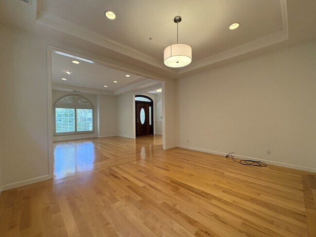 Building Photo - Spacious 3BR + Office | 2,150 SF | 2-Car Garage | Prime Menlo Park