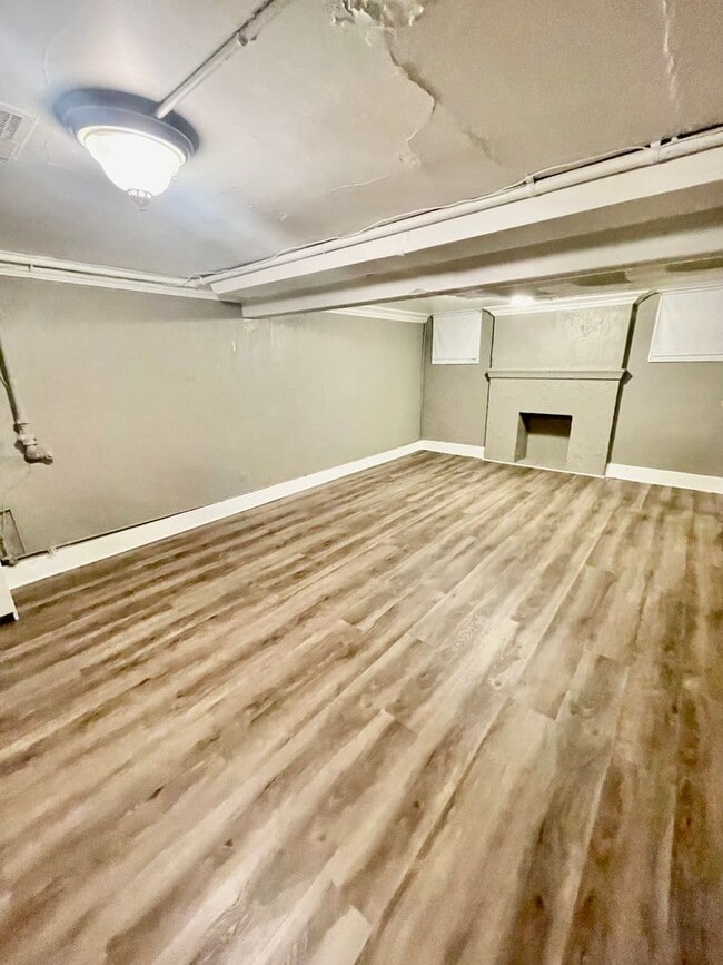 Building Photo - This beautiful 3-bedroom (2 conforming and...