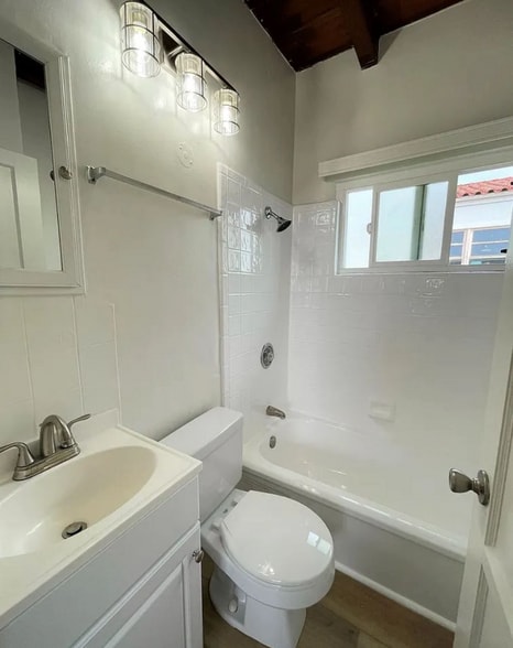 Building Photo - 134 S Crimea St