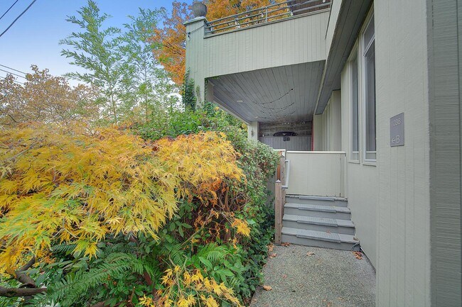 Building Photo - 1038 Lakeview Blvd E