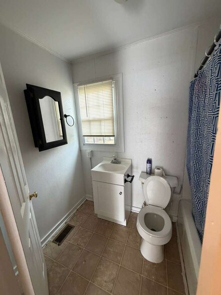 Building Photo - 610 S Chapel St