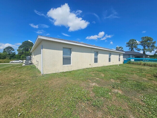 Building Photo - 215 Ivan Ave S