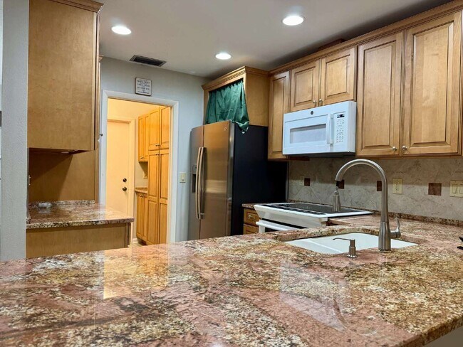 Building Photo - 423 Whispering Oaks Ct
