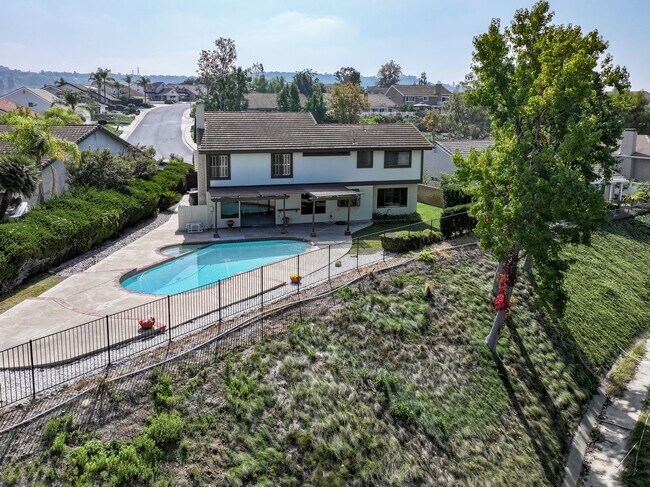 Building Photo - 5BR; 3BA Pool Home with Stunning Views in ...