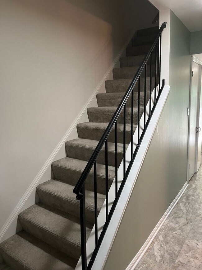 Building Photo - Charming 3-Bedroom Townhouse for Rent