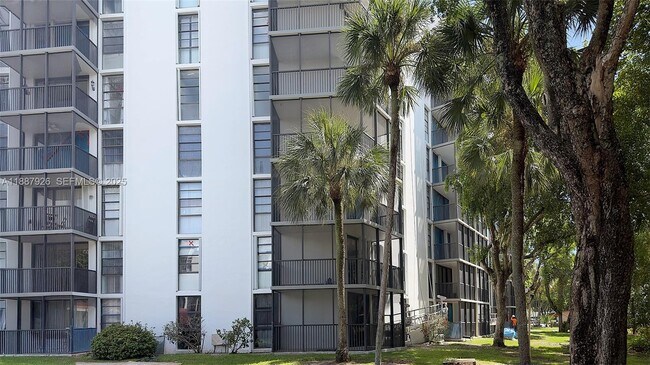 Building Photo - 3301 N Country Club Dr