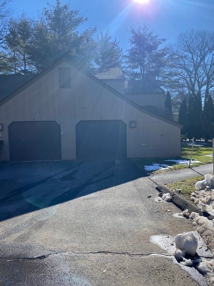 Building Photo - 20 Chestnut Dr
