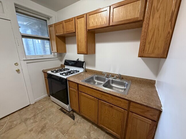 Building Photo - 5912 W 26th St