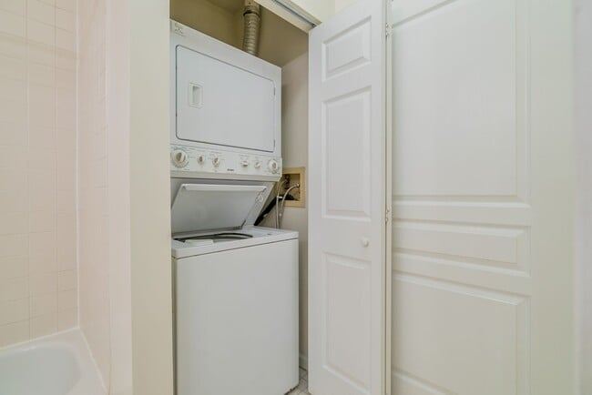 Building Photo - Charming And Well-Maintained 1 Bedr 1 Bath...