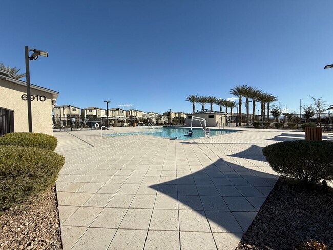 Building Photo - COMING SOON! 3/BD 2.5/BA Townhouse W/ Amaz...