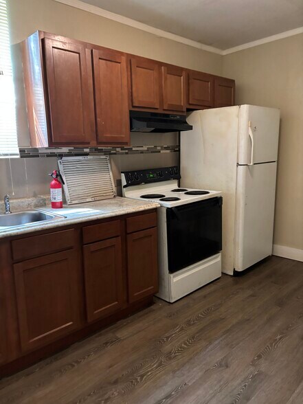 Kitchen - 5557 Saint Louis Ave