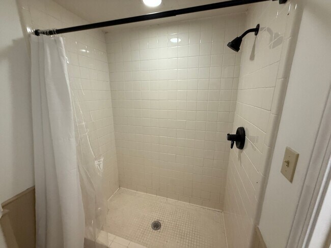 Building Photo - Luxury 4 Bed Home with Bonus Rooms and Pool