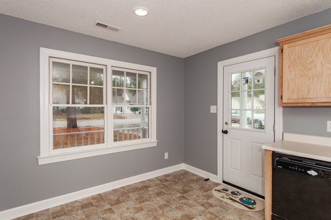 Building Photo - 2113 Tanglewood Rd