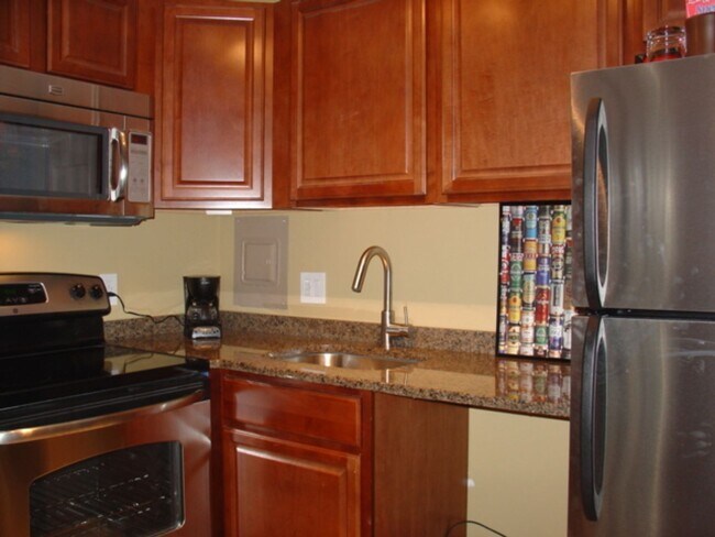 Building Photo - Prime Location Near UTK and Downtown Knoxville!