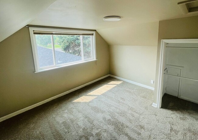 Building Photo - 4 bed / 1 1/2 bath home midtown!