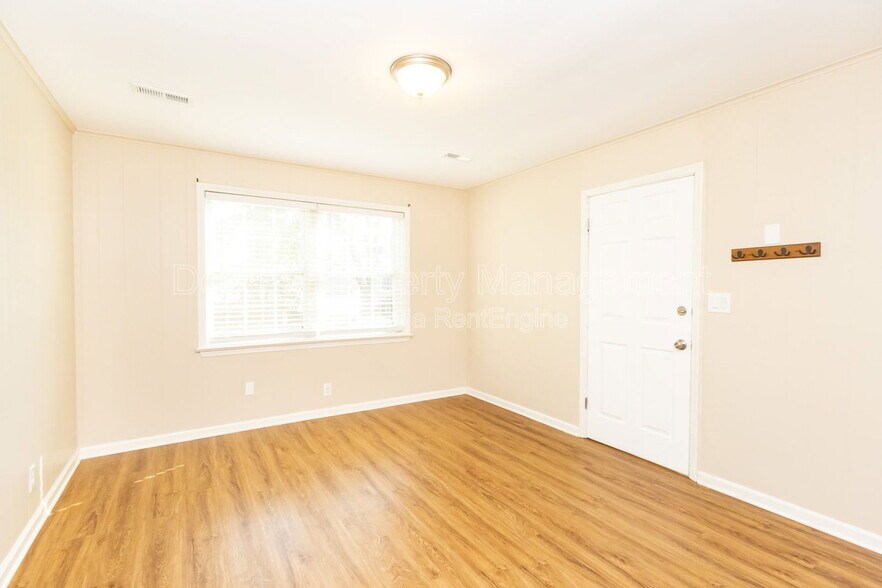 Building Photo - 207 Memorial Dr