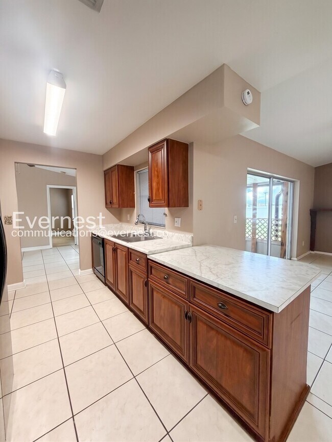 Building Photo - 3 Bed/2 Bath Home with Garage / Pet-Friendly / Vouchers Accepted / Available Now!