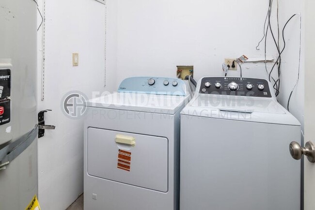 Building Photo - 523 B St