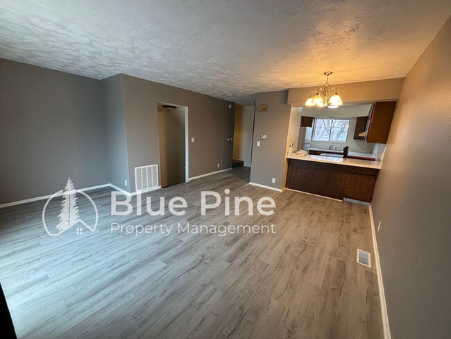 Building Photo - 1464 Falcon Dr