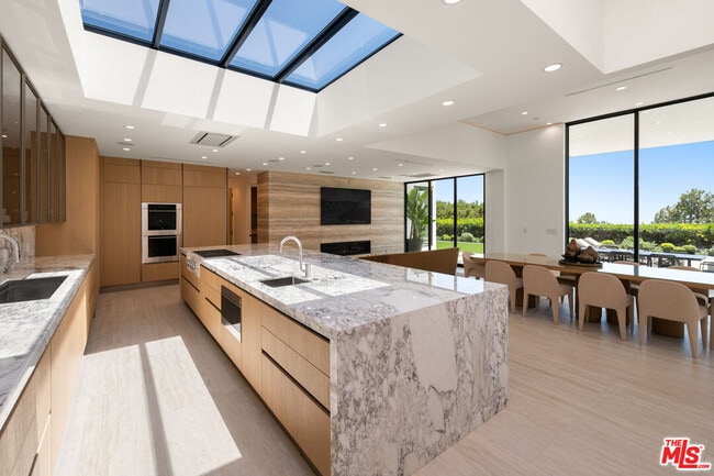 Building Photo - 365 Trousdale Pl