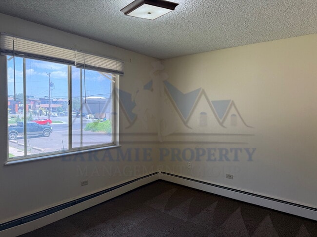 Building Photo - 2 Bed 1 Bath Apartment