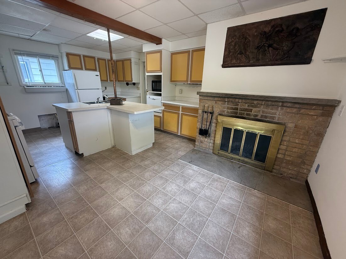 Building Photo - 1330 Dewey Ct