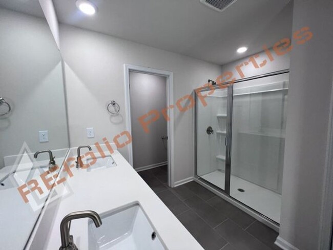 Building Photo - Beautiful 5 Bedroom 3 Bath 2-Car Garage Ho...