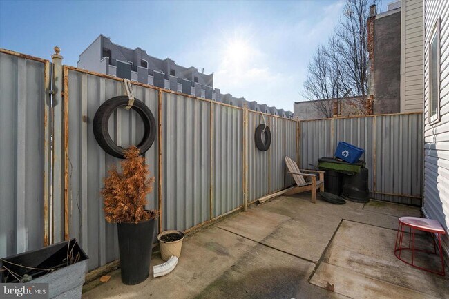 Building Photo - 1353 N Mascher St