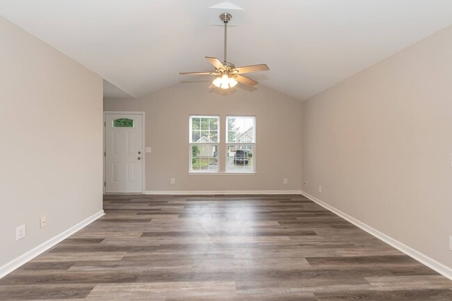 Building Photo - Charming 3 Bed/2 Bath Minutes Away From El...
