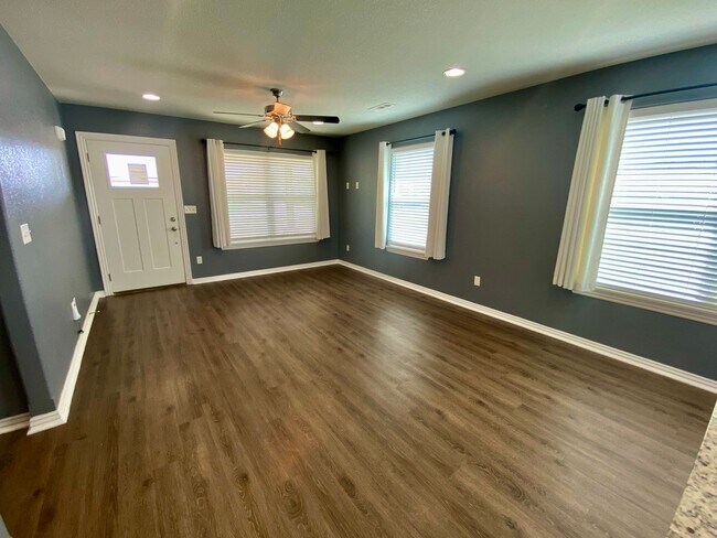 Building Photo - Lovely 3 Bedroom Home Ready NOW! Pets Welc...