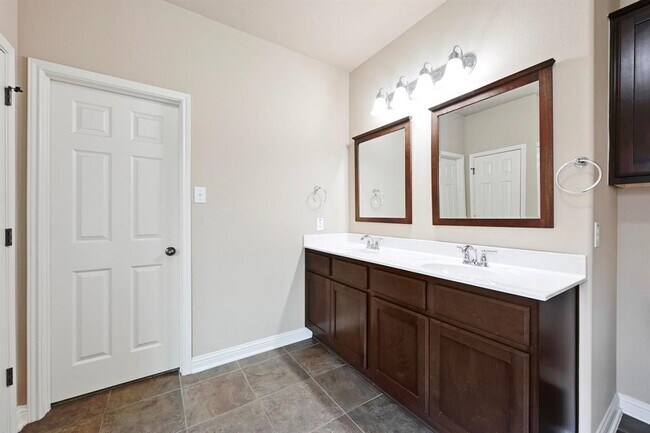 Building Photo - 808 Middle Creek Dr