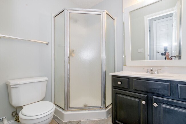 Building Photo - 3 bed / 3 bath. Parking. Pet Friendly.