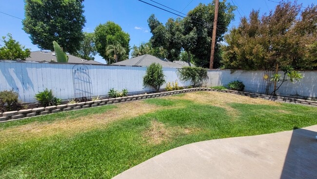 Building Photo - 4 Bed 2 Bath House in East Whittier Availa...