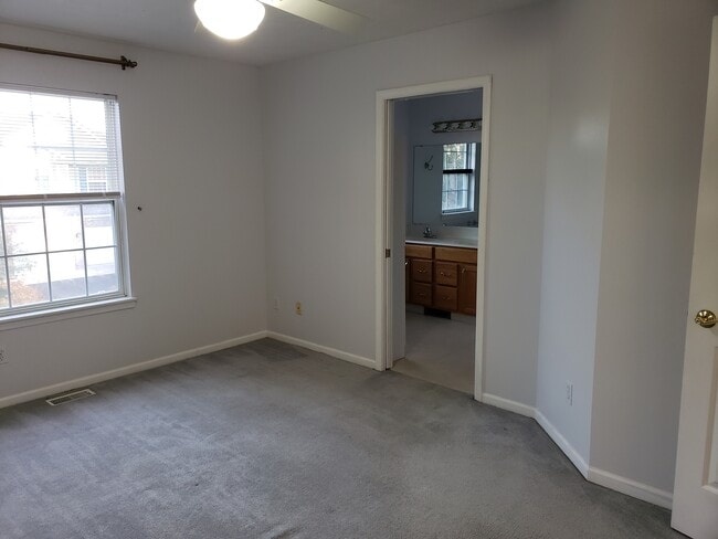 Building Photo - 3910 Old Elm Dr SE