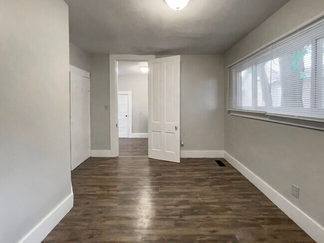 Building Photo - 700 W Powers St