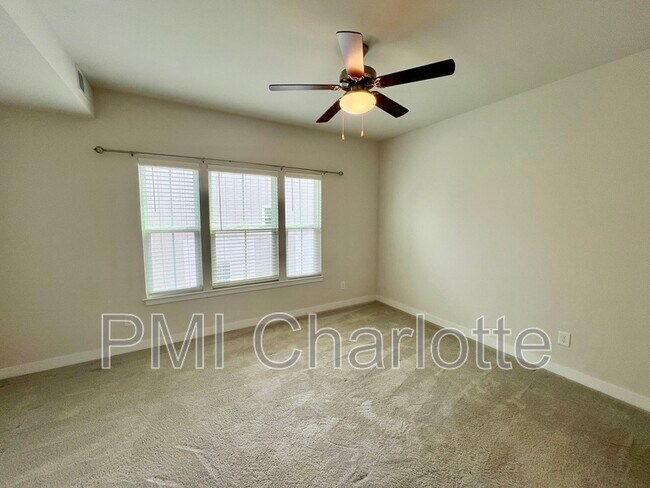 Building Photo - 240 Parkwood Ave