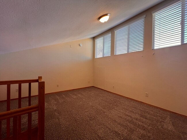 Building Photo - Upper Level Updated Condo Near Van Mall!